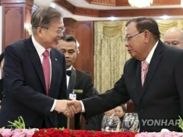 文大統領は２０１９年９月、ラオスを国賓として訪問した。当時開かれた歓迎夕食会で握手を交わす文大統領（左）とブンニャン国家主席（資料写真）＝（聯合ニュース）