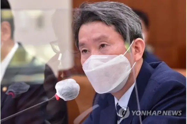 国会外交統一委員会による国政監査で答弁する李仁栄長官＝２３日、ソウル（聯合ニュース）