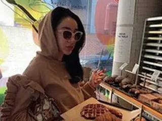 歌手ソ・イニョン、自称“パン好き女子”もくびれた細い腰にファン感嘆