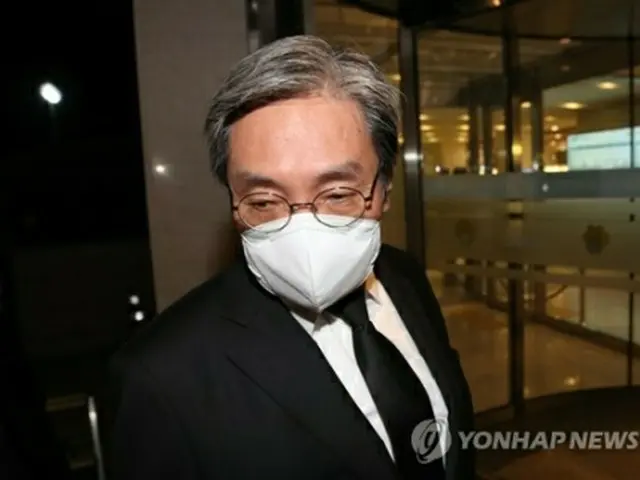 弔問に訪れた盧秘書室長＝２５日、ソウル（聯合ニュース）