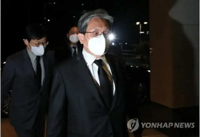 弔問に訪れた盧英敏・大統領秘書室長＝２５日、ソウル（聯合ニュース）