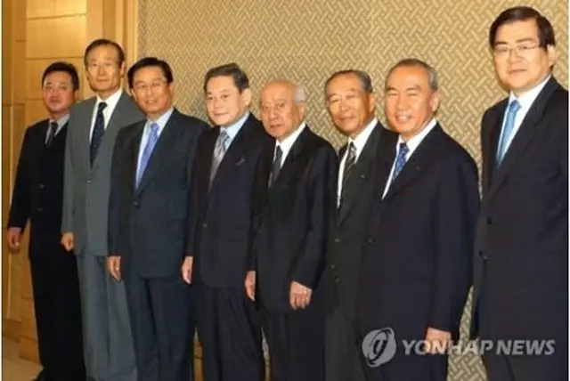 ２００２年に全国経済人連合会（全経連）の会議に出席したときの李健熙氏（左から４人目、資料写真）＝（聯合ニュース）