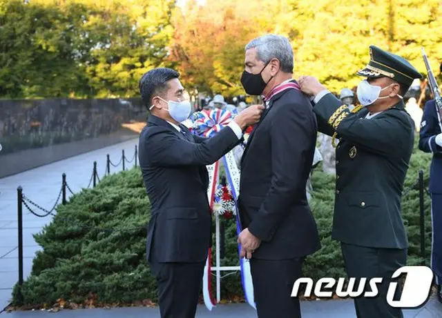訪米した徐旭 韓国国防相（左）と、米国防総省 捕虜・行方不明者調査局（DPAA）のケリー・マッキーグ局長（真ん中）（画像提供:wowkorea）