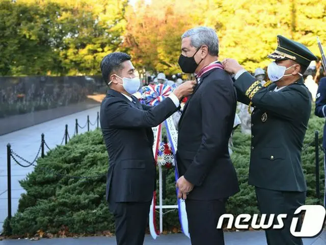 訪米した徐旭 韓国国防相（左）と、米国防総省 捕虜・行方不明者調査局（DPAA）のケリー・マッキーグ局長（真ん中）（画像提供:wowkorea）