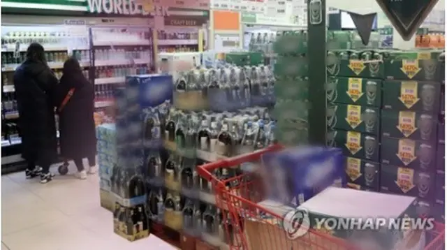 小売店の酒類売り場（資料写真）＝（聯合ニュース）