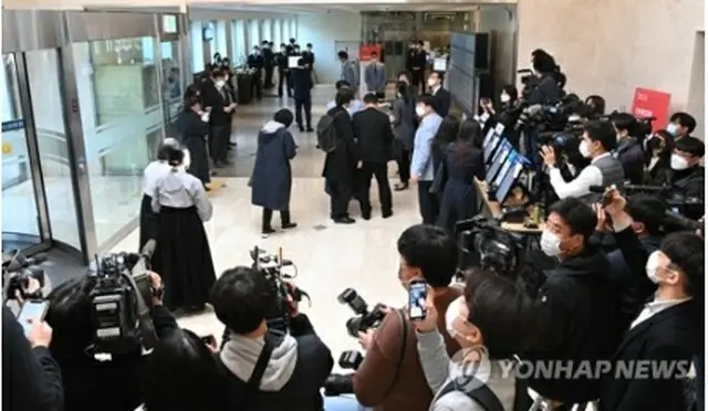 葬儀場に詰めかけた報道関係者（共同取材団）＝２６日、ソウル（聯合ニュース）