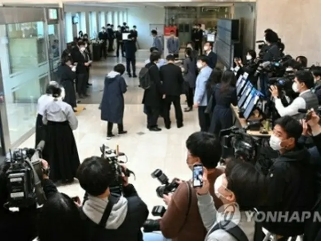 葬儀場に詰めかけた報道関係者（共同取材団）＝２６日、ソウル（聯合ニュース）