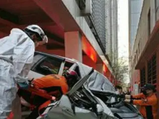韓国大型マートの駐車場で乗用車3階の壁を突き破って墜落…70代男性死亡