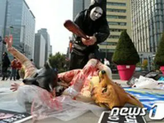 「毛皮反対」、ソウル中心部で過激パフォーマンスに市民騒然＝韓国