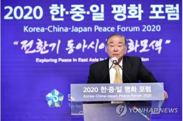 フォーラムで演説する文氏＝２７日、ソウル（聯合ニュース）