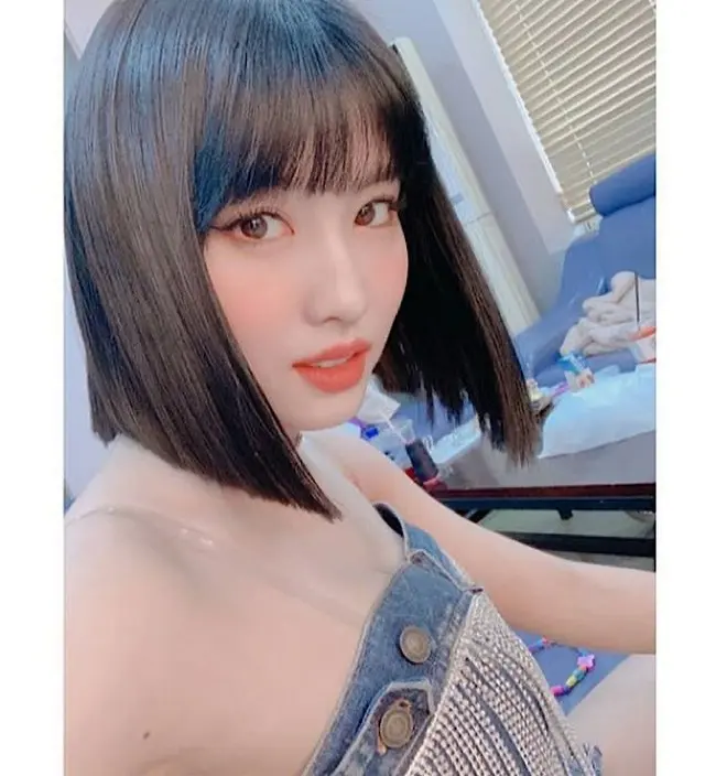 “まるでクレオパトラ”モモ（TWICE）、胸の谷間が見える「セクシー美」発散（画像提供:wowkorea）