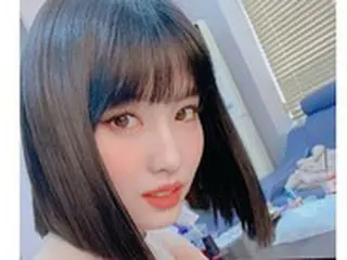 “まるでクレオパトラ”モモ（TWICE）、胸の谷間が見える「セクシー美」発散