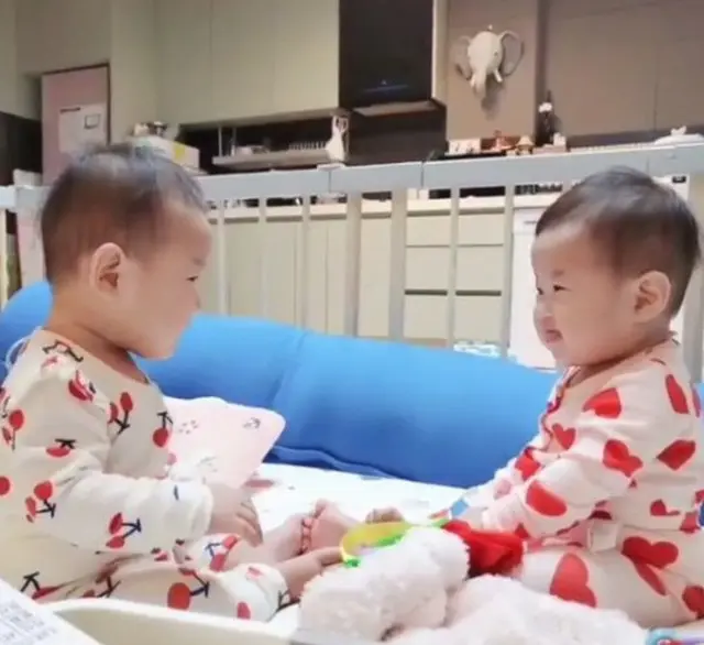 【トピック】チェ・ミンファン（FTISLAND）の妻ユルヒ（元LABOUM）、双子の娘たちのおもしろい瞬間を公開（画像提供:wowkorea）