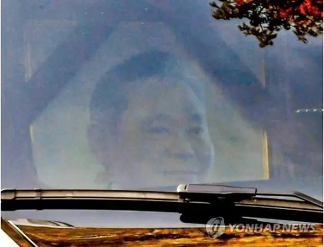 霊きゅう車に遺影が見える（写真共同取材団）＝28日、ソウル（聯合ニュース）