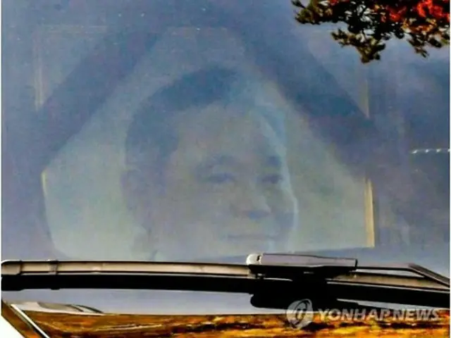 霊きゅう車に遺影が見える（写真共同取材団）＝28日、ソウル（聯合ニュース）