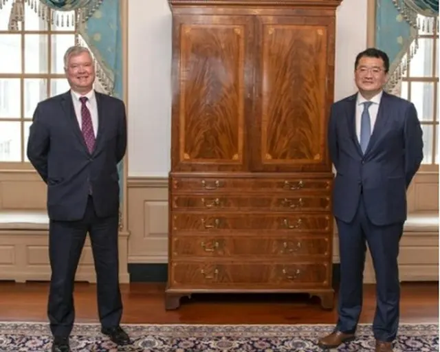 9月10日、ワシントンで会談した崔氏（右）とビーガン氏（外交部提供）＝（聯合ニュース）≪転載・転用禁止≫