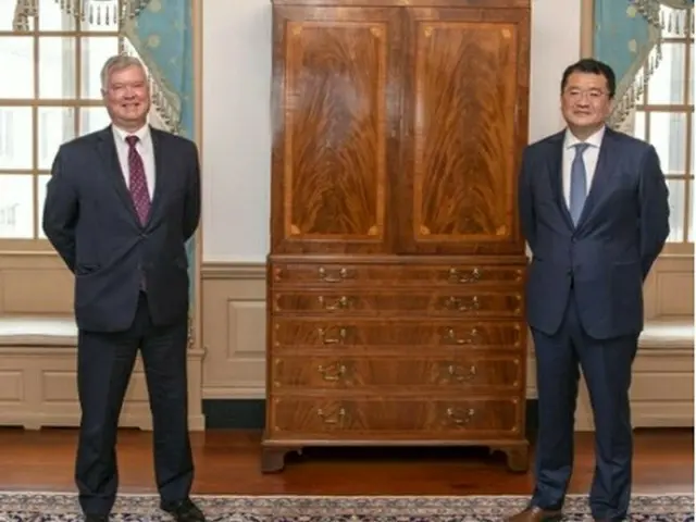 9月10日、ワシントンで会談した崔氏（右）とビーガン氏（外交部提供）＝（聯合ニュース）≪転載・転用禁止≫