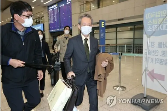 仁川空港に到着した滝崎氏（手前右）＝２８日、仁川（聯合ニュース）