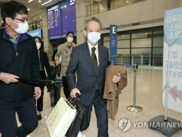 仁川空港に到着した滝崎氏（手前右）＝２８日、仁川（聯合ニュース）