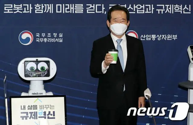ロボットが案内・給仕するイベントを訪れた国務総理…「2023年に韓国を4大ロボット強国に」（画像提供:wowkorea）