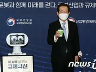 ロボットが案内・給仕するイベントを訪れた国務総理…「2023年に韓国を4大ロボット強国に」