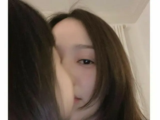 女優ソン・テヨン、夫クォン・サンウが見惚れた寝る前の美貌に娘の口づけ攻撃を公開（画像提供:wowkorea）
