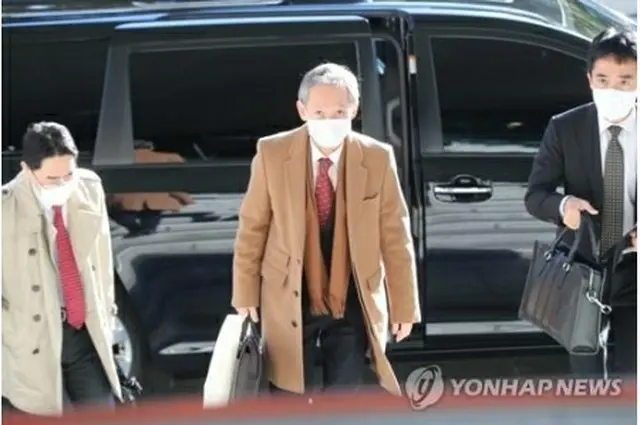 外交部に入る滝崎氏＝29日、ソウル（聯合ニュース）