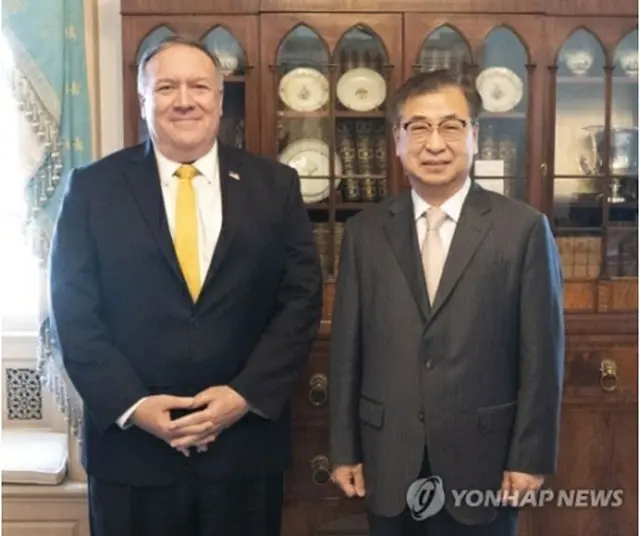 10月15日、ワシントンで会談した徐氏（右）とポンペオ米国務長官（青瓦台提供）＝（聯合ニュース）≪転載・転用禁止≫