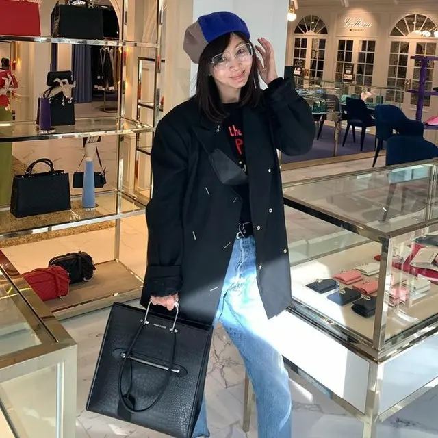 女優ファン・シネ、22歳娘の母とは思えないヒップなファッション感覚を披露（画像提供:wowkorea）