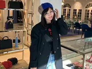 女優ファン・シネ、22歳娘の母とは思えないヒップなファッション感覚を披露