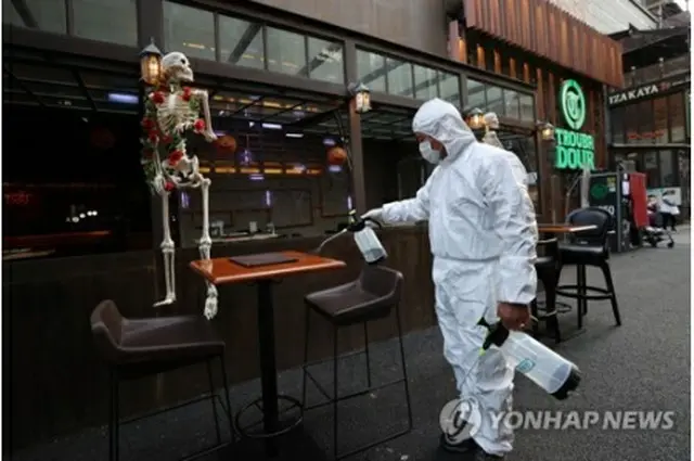 ハロウィーンを控え、多くのクラブが密集する梨泰院で防疫作業が行われている＝29日、ソウル（聯合ニュース）