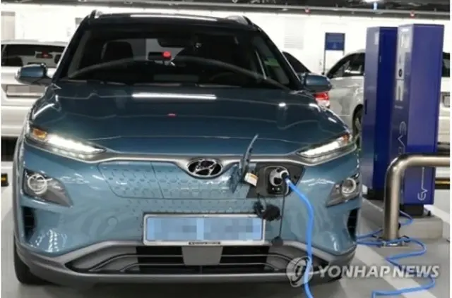 電気自動車（EV）を充電する様子＝（聯合ニュースTV）