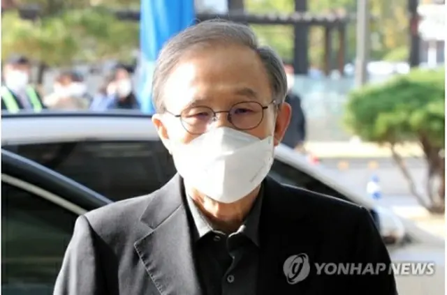 ソウル大病院に入る李明博氏＝30日、ソウル（聯合ニュース）