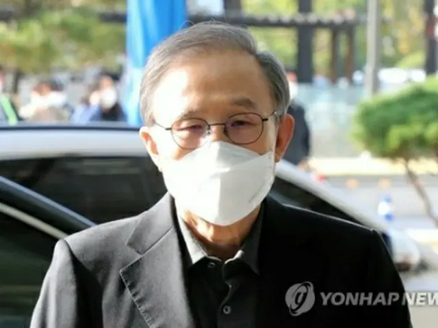 ソウル大病院に入る李明博氏＝30日、ソウル（聯合ニュース）