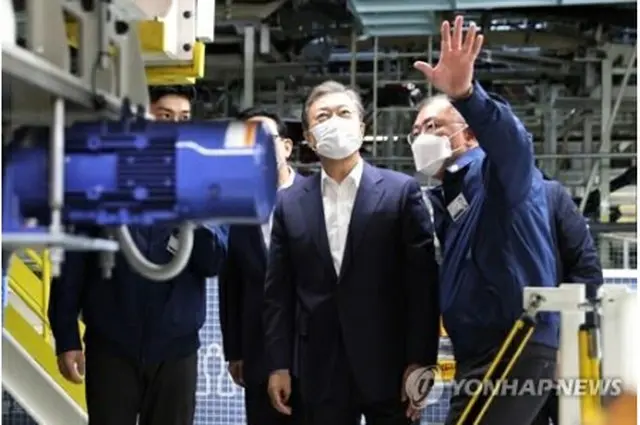 現代自動車蔚山工場で、鄭義宣（チョン・ウィソン）現代自動車グループ会長の説明を聞きながら視察する文大統領＝３０日、蔚山（聯合ニュース）