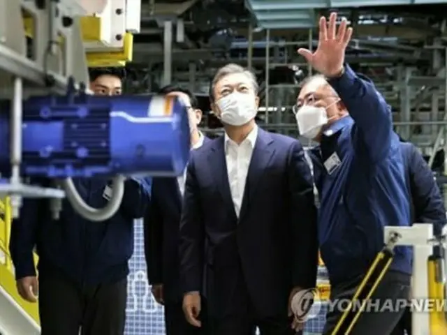 現代自動車蔚山工場で、鄭義宣（チョン・ウィソン）現代自動車グループ会長の説明を聞きながら視察する文大統領＝３０日、蔚山（聯合ニュース）