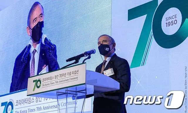 韓国ソウルのロッテホテルで開かれた「コリアタイムズ創刊70周年」のイベントで祝辞を述べている、ハリー・ハリス駐韓米国大使（画像提供:wowkorea）