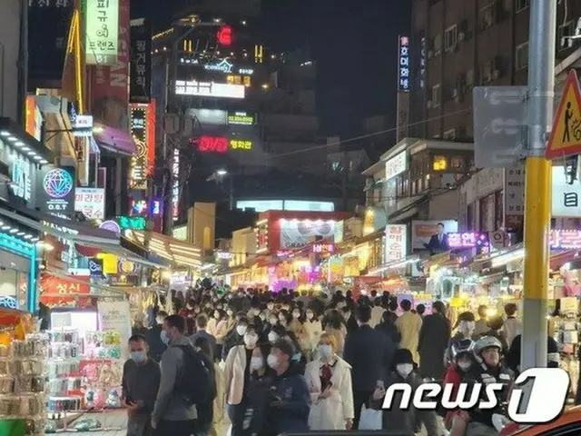 30日ソウル市マポ区ホンデ入口駅近隣は人々で混み合っていた。（画像提供:wowkorea）
