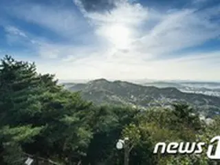 文大統領、「52年間 閉じられていた」北岳山の鉄門を“開けた”