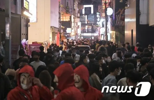 釜山、居酒屋は営業自粛するもハロウィン客集まる、コロナ拡散危険信号＝韓国（画像提供:wowkorea）