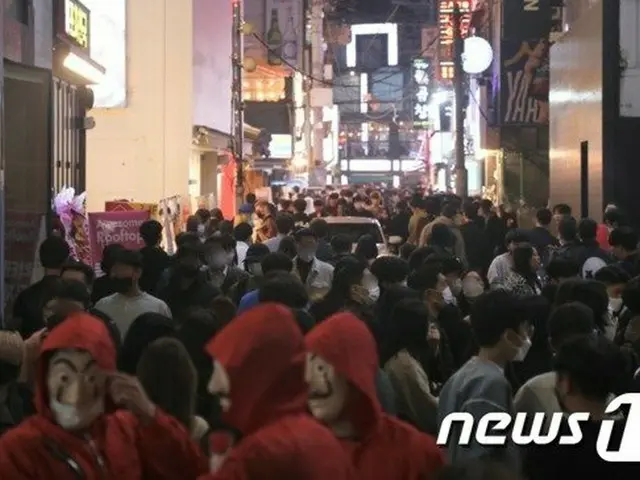 釜山、居酒屋は営業自粛するもハロウィン客集まる、コロナ拡散危険信号＝韓国（画像提供:wowkorea）