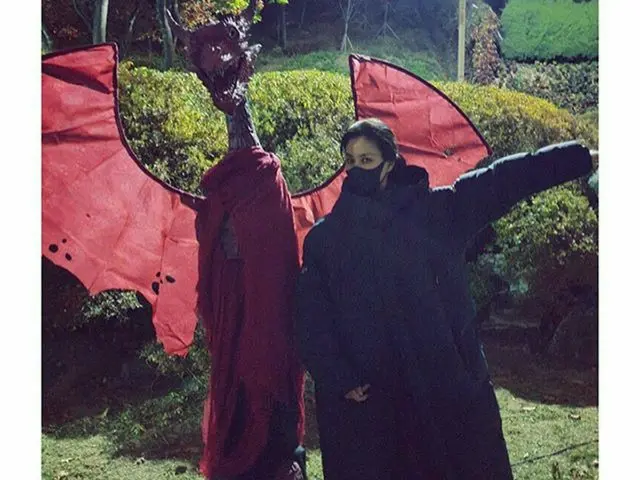 女優コ・ソヨン、ロングダウンでも隠しきれない美貌…家前で楽しんだハロウィン（画像提供:wowkorea）