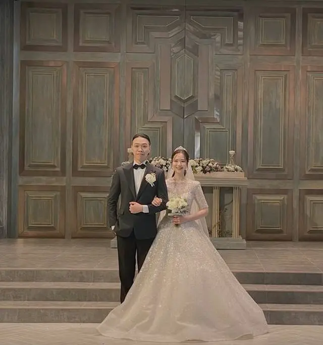 10月31日に結婚したBewhYと一般女性。（画像提供:wowkorea）