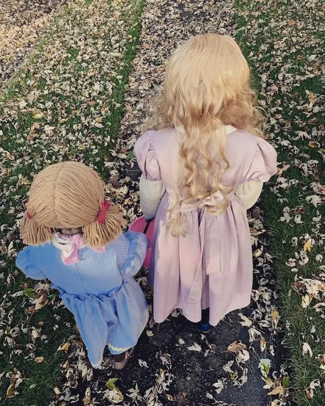ソン・テヨンの息子と娘が、お菓子をもらうバスケットを持ち、歩いている。（画像提供:wowkorea）