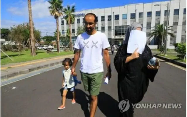 18年9月、済州島で1年間の人道的滞在許可を受けたイエメン人の難民申請者＝（聯合ニュース）