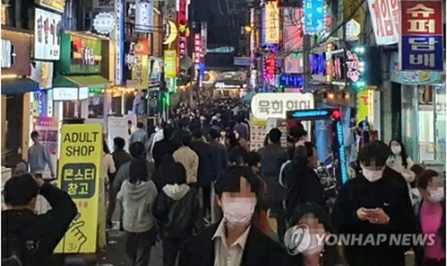 にぎわう仁川市内の繁華街＝３１日、仁川（聯合ニュース）