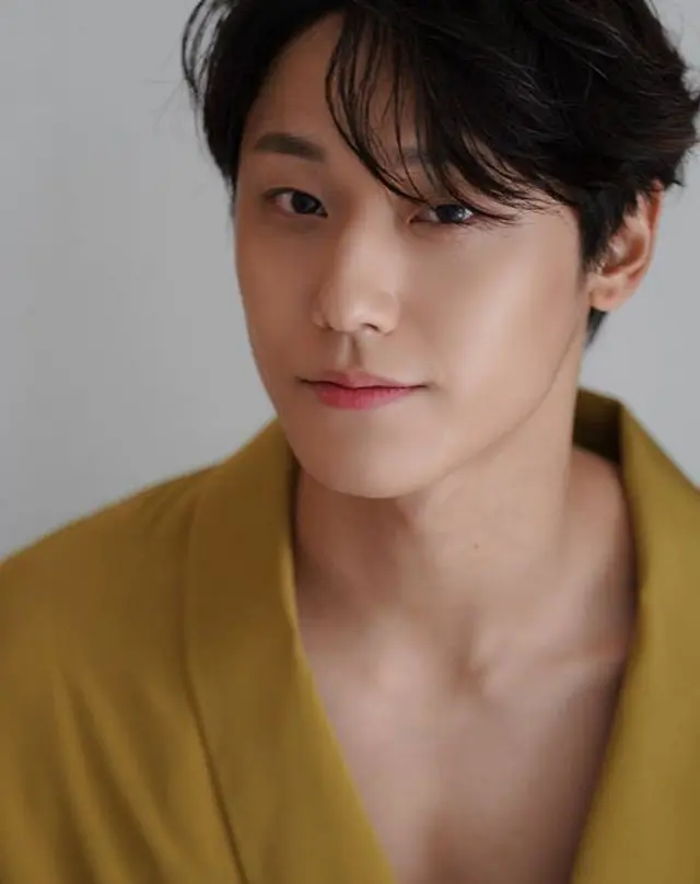 俳優イ・ドヒョン、ファンから受け取った誕生日プレゼントを彼女に？”匂わせ投稿”の数々にファン激怒（画像提供:wowkorea）
