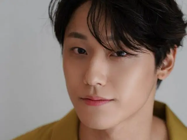俳優イ・ドヒョン、ファンから受け取った誕生日プレゼントを彼女に？”匂わせ投稿”の数々にファン激怒（画像提供:wowkorea）