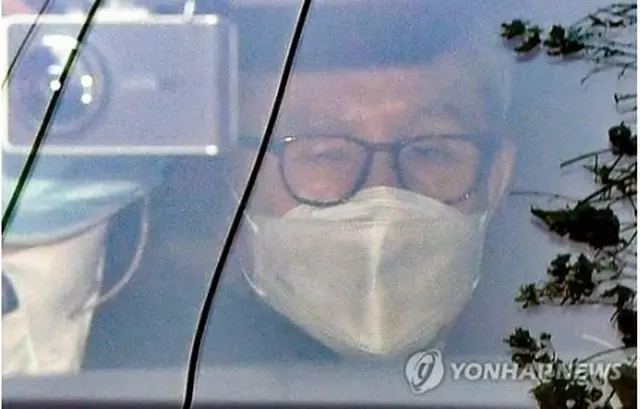 ソウル市内の自宅からソウル中央地検に向かう李氏＝2日、ソウル（聯合ニュース）