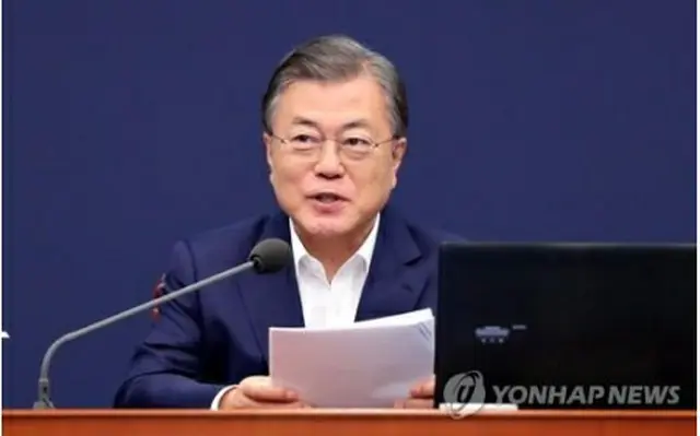 首席秘書官・補佐官会議で発言する文大統領＝２日、ソウル（聯合ニュース）